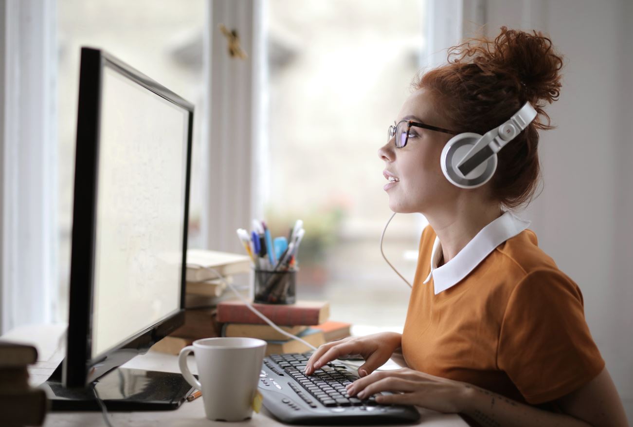 Iamgen de mujer rmirando el computador Iamgen de mujer rmirando el computador